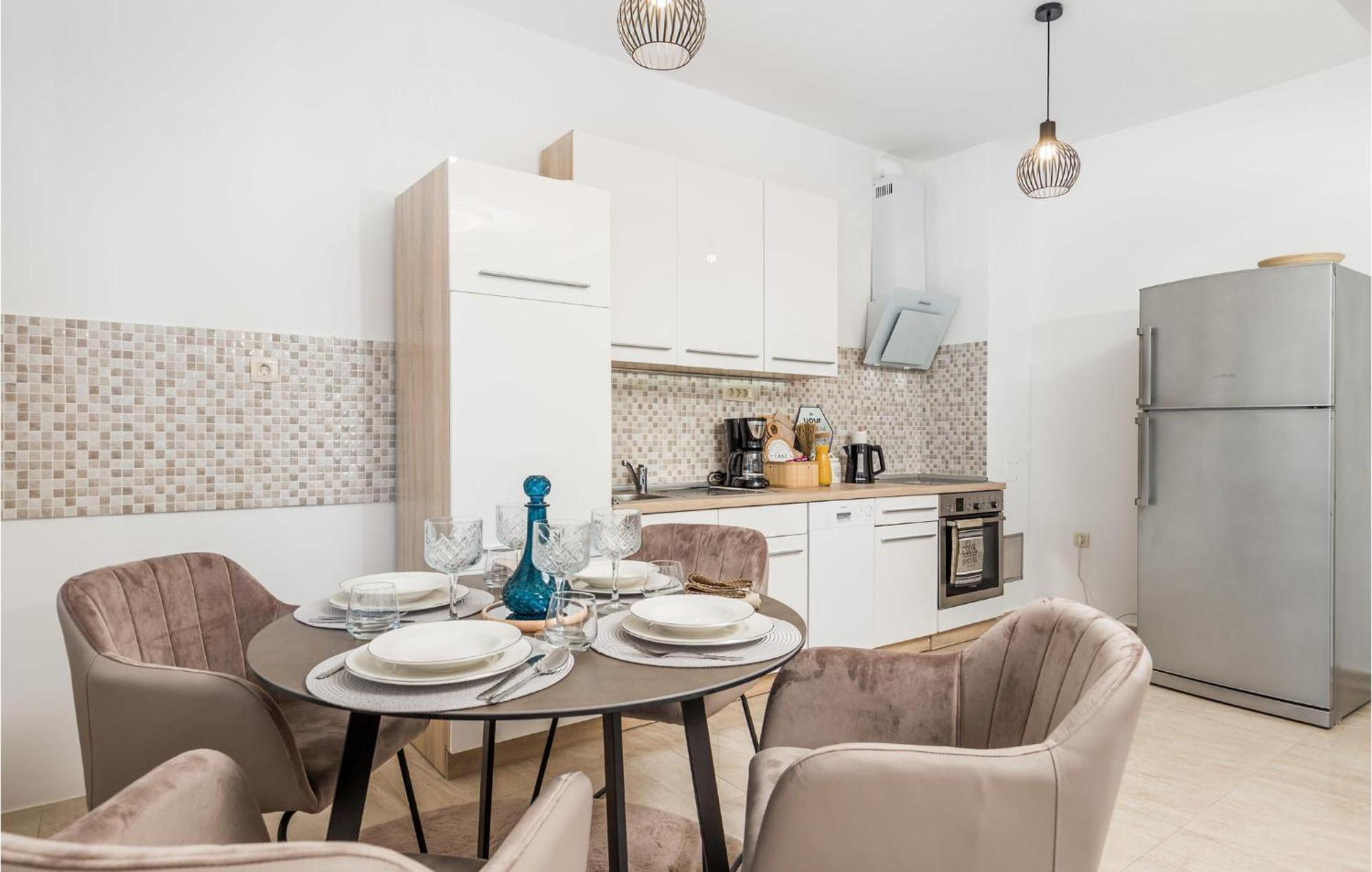2 Bedroom Amazing Apartment In Rijeka Eksteriør billede